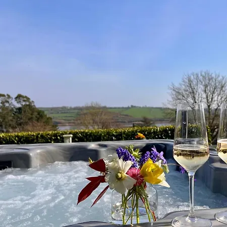Suir River House - Luxury 6 Bed With Hot Tub & Sauna - Sleeps 19
