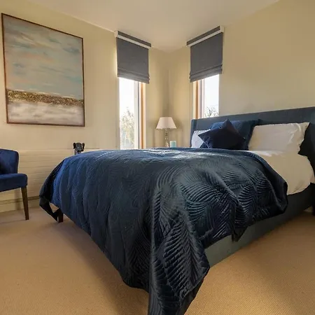 Suir River House - Luxury 6 Bed With Hot Tub & Sauna - Sleeps 19