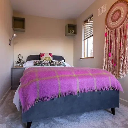 Suir River House - Luxury 6 Bed With Hot Tub & Sauna - Sleeps 19 *