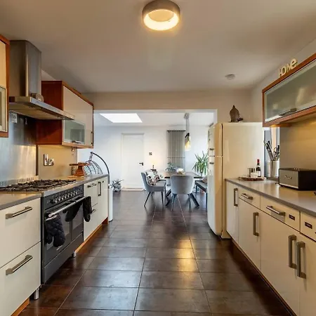 Suir River House - Luxury 6 Bed With Hot Tub & Sauna - Sleeps 19 בית נופש *