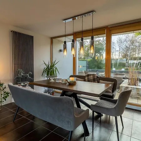 Suir River House - Luxury 6 Bed With Hot Tub & Sauna - Sleeps 19 בית נופש *