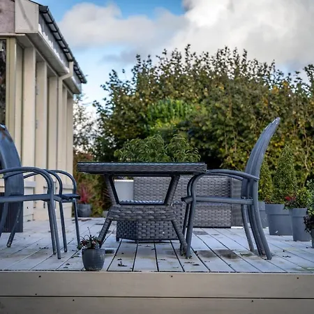 Suir River House - Luxury 6 Bed With Hot Tub & Sauna - Sleeps 19 בית נופש