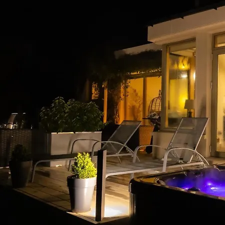 Suir River House - Luxury 6 Bed With Hot Tub & Sauna - Sleeps 19 בית נופש *