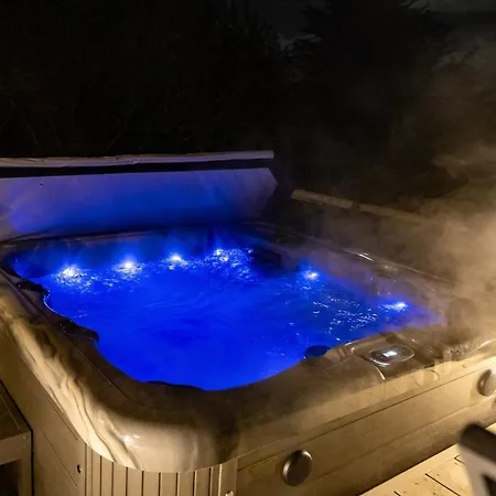 Suir River House - Luxury 6 Bed With Hot Tub & Sauna - Sleeps 19 בית נופש Carrigeen