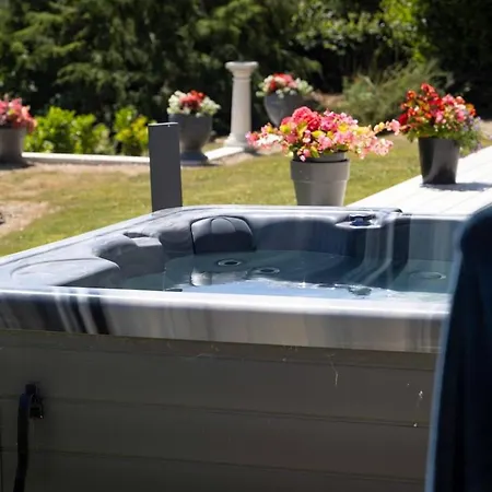Suir River House - Luxury 6 Bed With Hot Tub & Sauna - Sleeps 19 בית נופש *