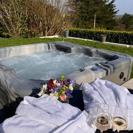 Suir River House - Luxury 6 Bed With Hot Tub & Sauna - Sleeps 19 Carrigeen