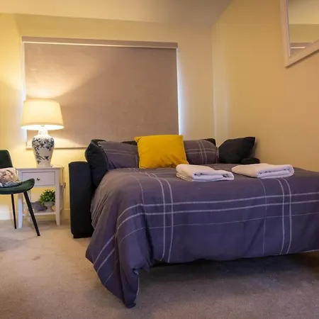 Suir River House - Luxury 6 Bed With Hot Tub & Sauna - Sleeps 19 בית נופש