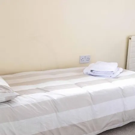 Suir River House - Luxury 6 Bed With Hot Tub & Sauna - Sleeps 19