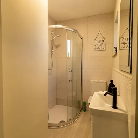 בית נופש Suir River House - Luxury 6 Bed With Hot Tub & Sauna - Sleeps 19 *